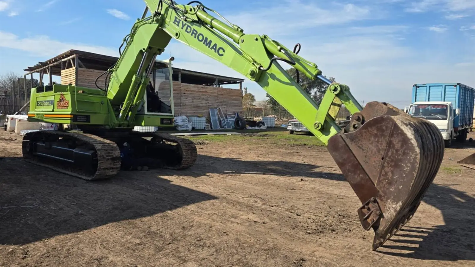 Excavadora Hydromac de Hidra Dock preparando un terreno de obra