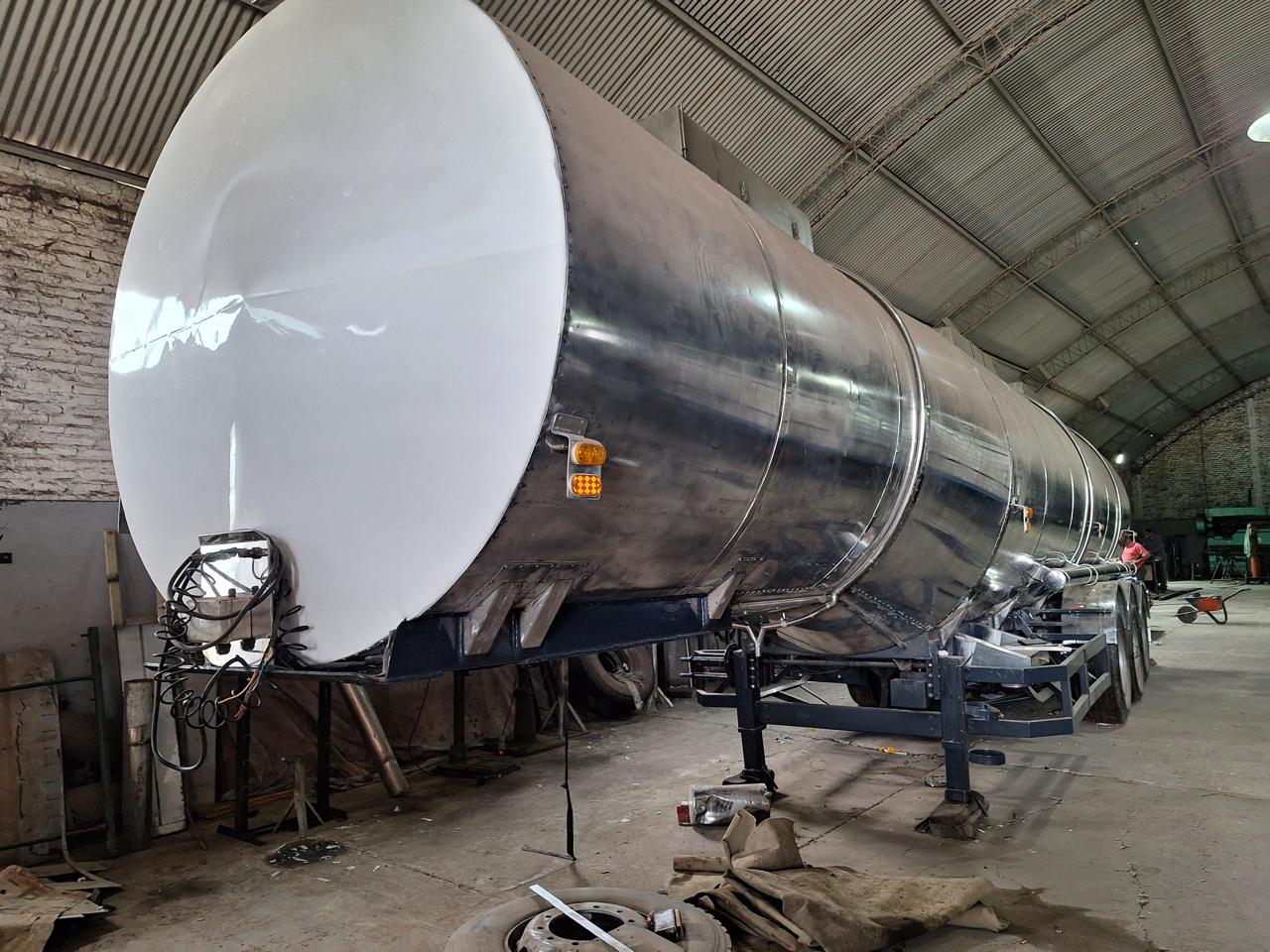 Cisterna inoxidable en fabricación