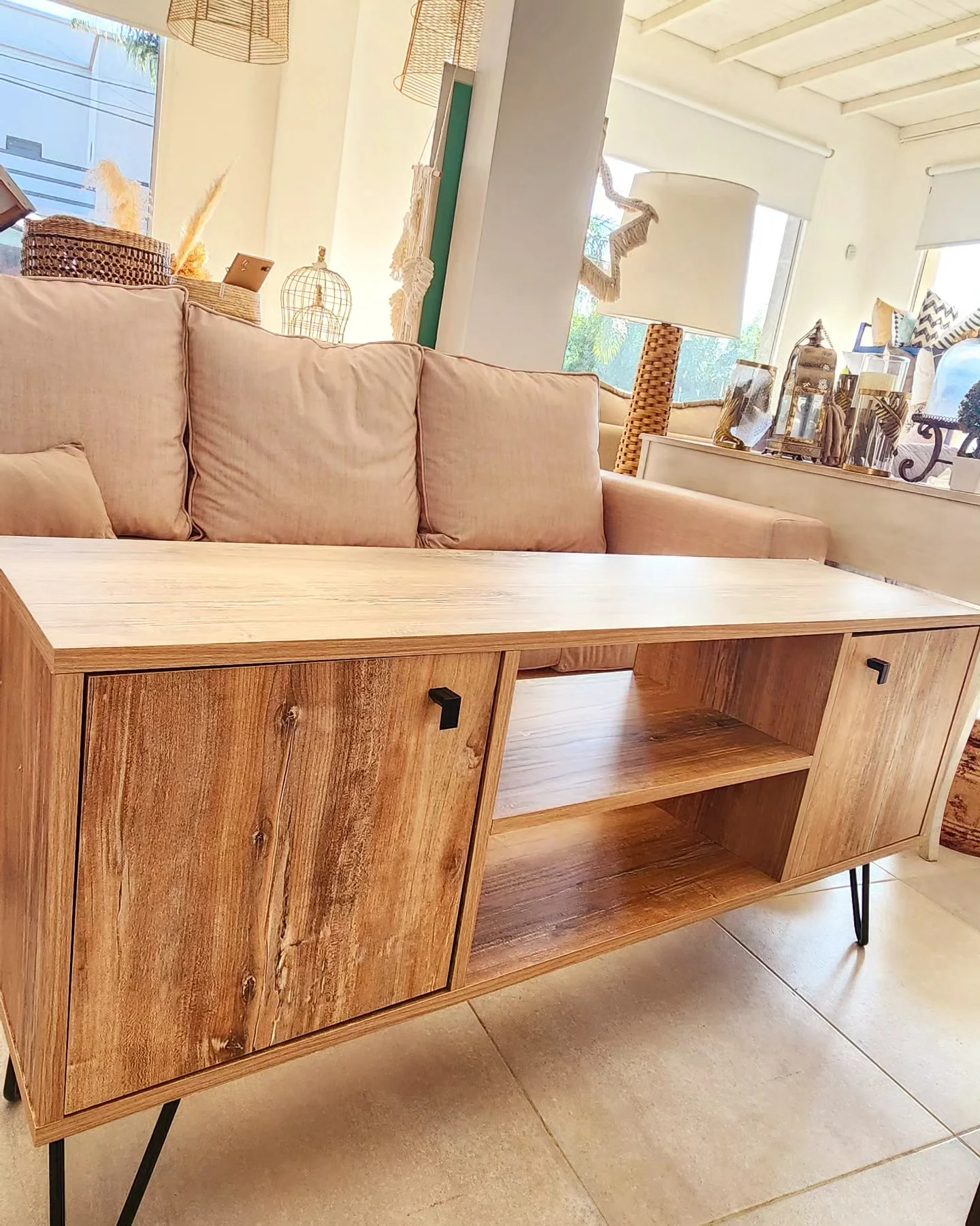 Rack de madera para living