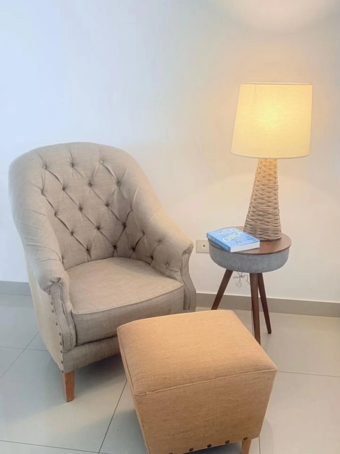 Sillón, lámpara y mesa auxiliar de Muebles y Deco Fussinato
