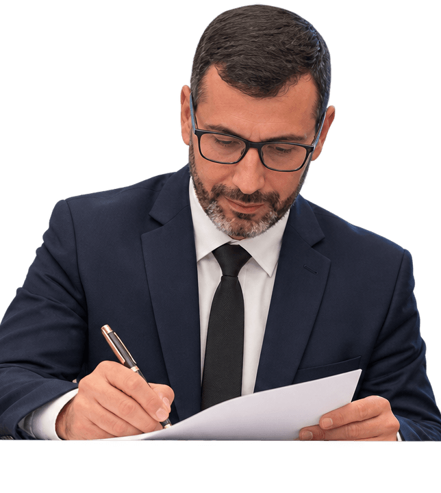 Sergio Ortiz revisando documentación