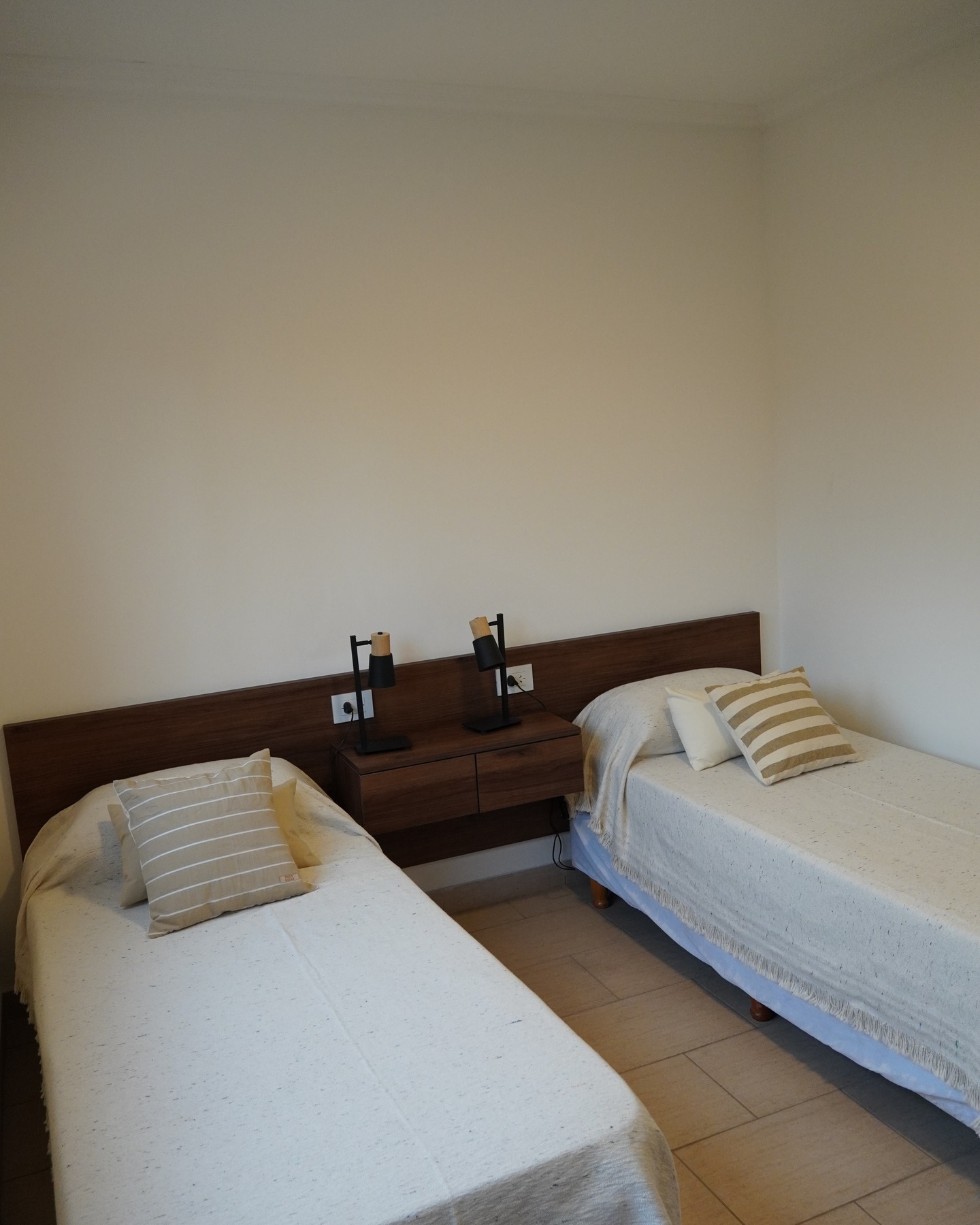 Dormitorio con dos camas