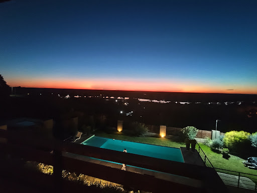 Atardecer sobre el río con la pileta